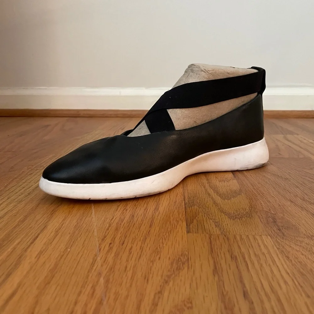 Taryn Rose Ballerina Flats with Crisscross Black & white 8.5
